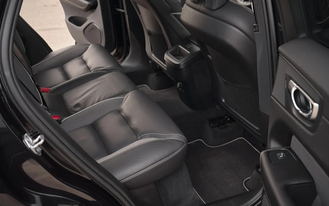 Volvo XC 60 cena 131800 przebieg: 133000, rok produkcji 2019 z Ustroń małe 596